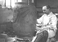 Hans Syberg modelliert eine groe Bodenvase.