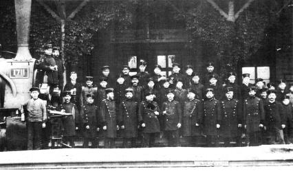 Der Bahnhof Schwerte um 1907Die Bediensteten der Bahnmeisterei 79 und des Schwerter Bahnhofs vor dem alten Stationsgebude (um 1890)